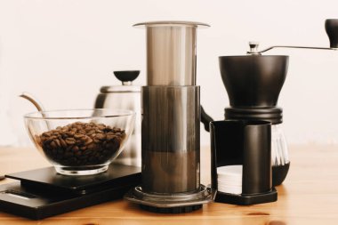 Alternatif kahve demleme yöntemi ayarla. Şık aksesuarlar ve