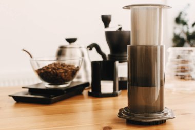 Aeropress, çelik su ısıtıcısı, kahve teraziler, El değirmeni