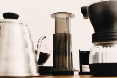 Alternatif kahve demleme yöntemi ayarla. Şık aksesuarlar ve