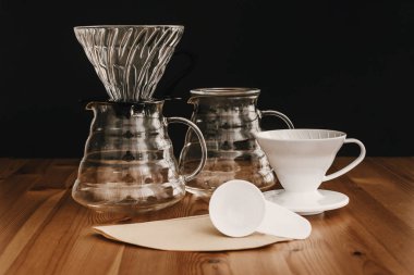 Cam şişe, kağıt filtreleri, cam ve seramik damlatıcı, kaşık için