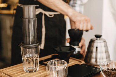 El değirmeni ve aeropress, ölçekler, kahve çekirdekleri holding eller