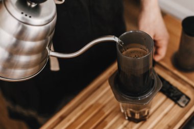 Holding çelik su ısıtıcısı ve aeropress, cam fincan, ölçekler, cof eller