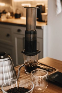 Aeropress ve cam fincan, ölçekler, El değirmeni, kahve çekirdekleri, k