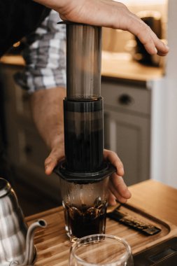 Profesyonel barista aeropress, alternatif kahve hazırlama 