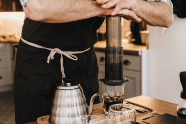Profesyonel barista aeropress, alternatif kahve hazırlama 