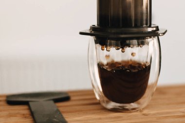 Kahve cam, aeropress, alternatif kahve bre closeup damla
