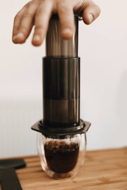 Profesyonel barista aeropress, alternatif kahve hazırlama 