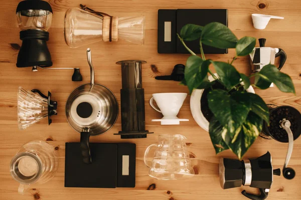 Alternative coffee brewing method set, flat lay. Stylish accesso — Stock Photo, Image