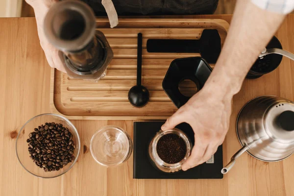 Профессиональный бариста готовит кофе-аэропресс альтернативный мет — стоковое фото