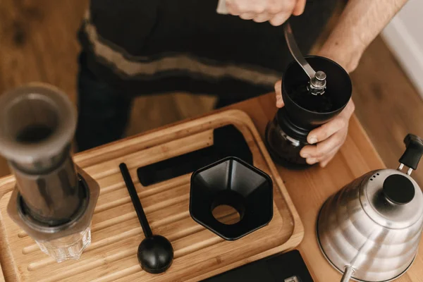 Szakmai barista köszörülés kávé aeropress, alternatív — Stock Fotó