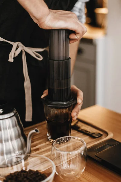 Professionnel barista préparer le café par aéropress alternatif m — Photo