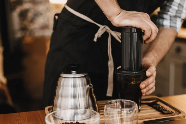 Barista professionnel préparant du café en aérosol, alternative — Photo