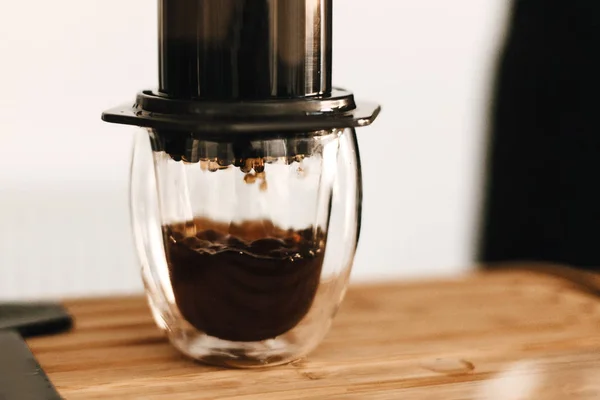 Café em aerossol, método alternativo de fabricação de café. Aeropres — Fotografia de Stock