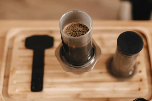 Kaffee, der in der Aeropress aus nächster Nähe blüht, alternative Kaffeebrühe — Stockfoto