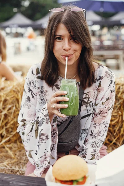 Elegante chica hipster boho bebiendo batido en tarro de cristal con de —  Fotos de Stock