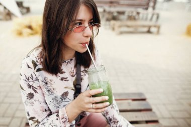 Şık hipster boho kız içme ıspanak güler yüzlü cam