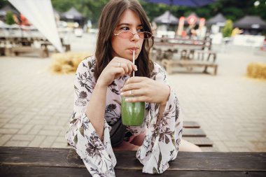 Şık hipster boho kız içme ıspanak güler yüzlü cam