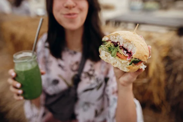 Fata hipster elegant care deține delicioase burger vegan și smoothie — Fotografie, imagine de stoc
