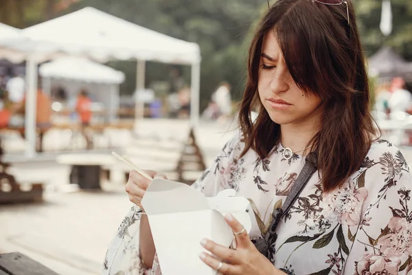 Elegante chica hipster infeliz con fideos wok con verduras fr — Foto de Stock