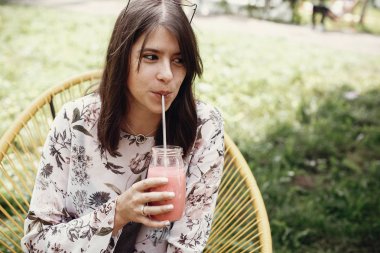 Sıfır atık sokak gıda Festivali. Şık hipster boho kız dr