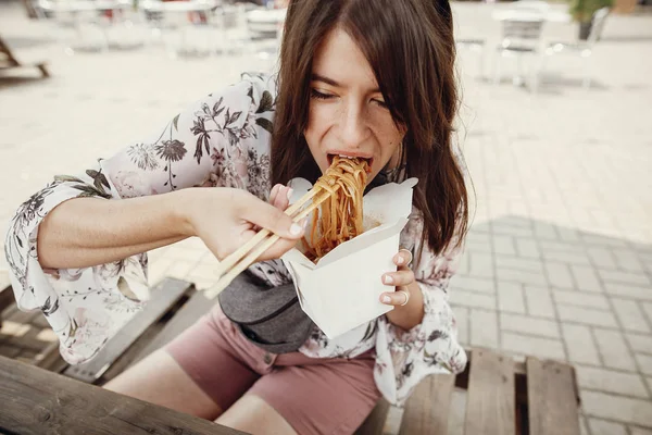 Mujer boho hambrienta comiendo fideos en una caja de papel para llevar. Comida del — Foto de Stock