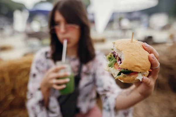 Fata hipster elegant care deține delicioase burger vegan și smoothie — Fotografie, imagine de stoc