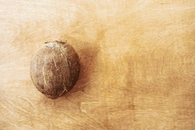 Bütün Hindistan cevizi ahşap masa, düz üzerinde yatıyordu. Yaz tatil c Merhaba