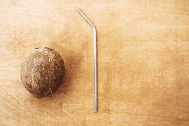 Hindistan cevizi ve ahşap tablo, düz metal saman yatıyordu. Merhaba yaz 