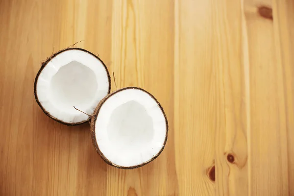 Halbierte Kokosnuss auf Holztisch, flach gelegt. Hallo Sommerferien — Stockfoto
