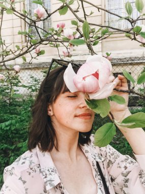 Şık boho kız selfie güzel pembe Manolya flo ile yapma