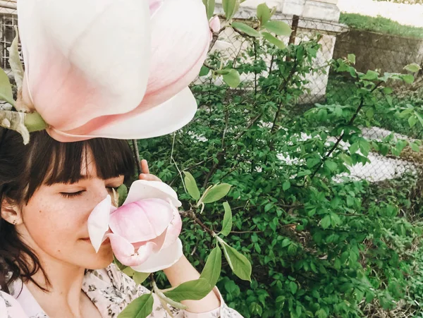 Stylish boho girl making selfie with beautiful pink magnolia flo — Stock Photo, Image