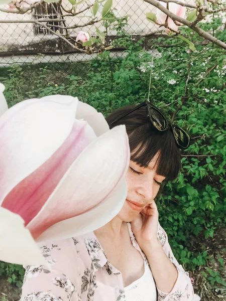 Boho elegancki dziewczyna co selfie z pięknym magnolii flo — Zdjęcie stockowe