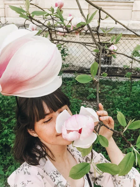 Elegante chica boho haciendo selfie con hermosa magnolia rosa flo — Foto de Stock