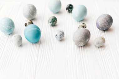 Te için alan beyaz ahşap zemin üzerine şık Paskalya yortusu yumurta