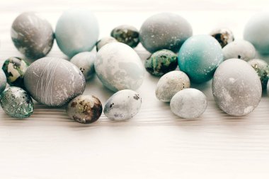 Te için alan beyaz ahşap zemin üzerine şık Paskalya yortusu yumurta