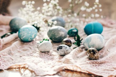 Mutlu Paskalyalar, tebrik kartı. Bahar flo ile şık Paskalya yumurtaları