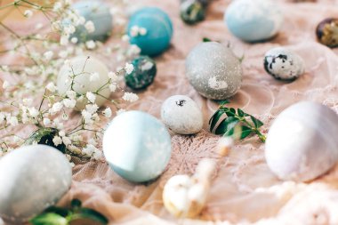 Bahar çiçekleri ve yeşil Şimşir dalları ile şık Paskalya yumurtaları