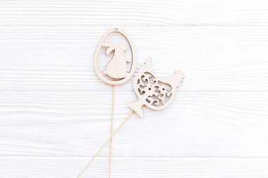 Şık basit ahşap Paskalya tavşanı ve tavuk yumurta süslemeleri o