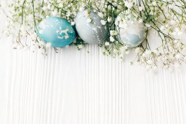 Bahar çiçek sınır, düz ile şık Paskalya yumurtaları whit üzerinde yatıyordu