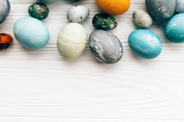 Şık Paskalya yumurta beyaz ahşap arka plan, kopya spac sınırında