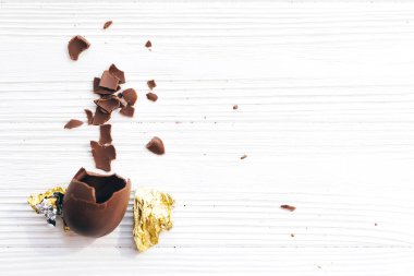 Chocolat ile altın folyo kırık şık çikolata Paskalya yortusu yumurta