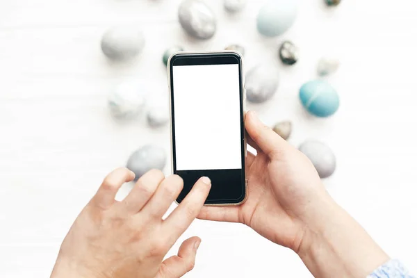 Hände halten Telefon mit leerem Bildschirm auf dem Hintergrund der stilvollen e — Stockfoto