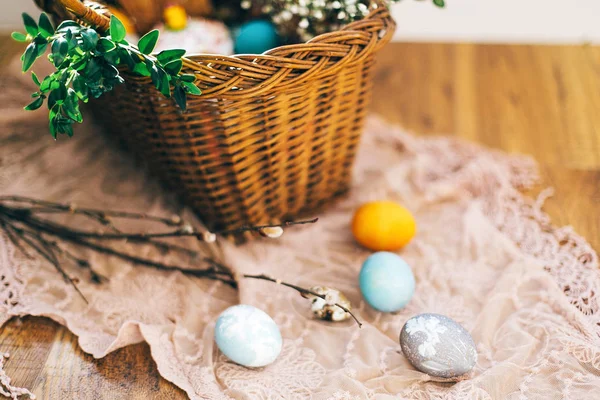 Stílusos húsvéti tojást a húsvéti kenyér, sütemény, cékla, sonka, kolbász, b — Stock Fotó