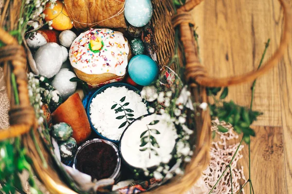 Huevos de Pascua con estilo, pastel de pan de Pascua, jamón, remolacha, salchicha, pero — Foto de Stock