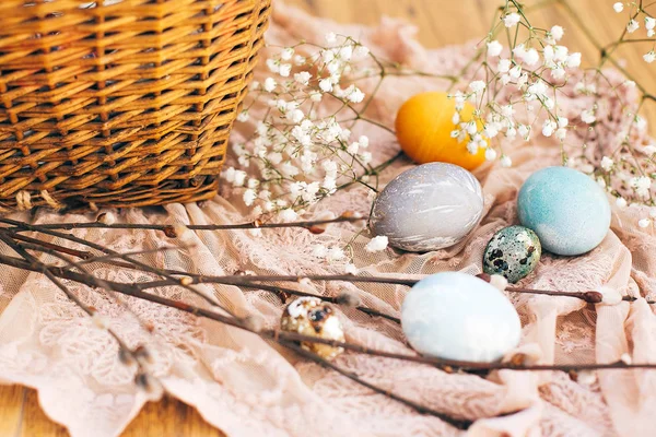 Stylische Ostereier mit Frühlingsblumen und Weidenzweigen auf r — Stockfoto