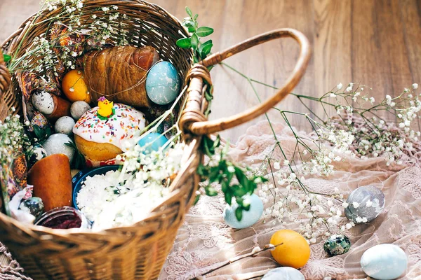 Stylowy koszyk wielkanocny z nowoczesnym jaj, Wielkanoc chleb ciasto, szynka, — Zdjęcie stockowe