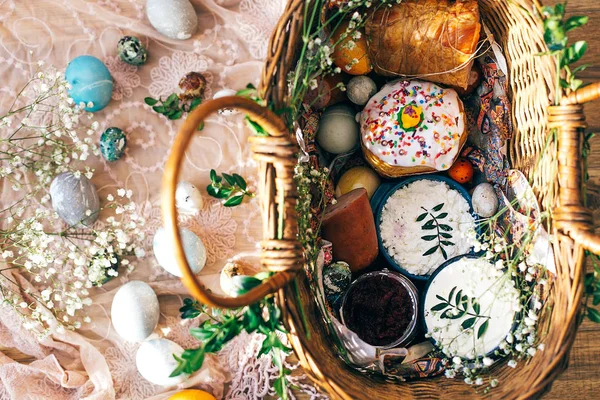 Stijlvolle Easter basket met moderne eieren, Pasen brood cake, ham, — Stockfoto