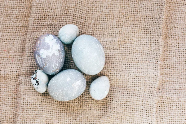 Stílusos húsvéti tojás, a rusztikus szövet napfényes világos fa. Mod — Stock Fotó