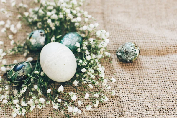 Счастливой Пасхи, открытка. Стильные пасхальные яйца с весенним гриппом — стоковое фото