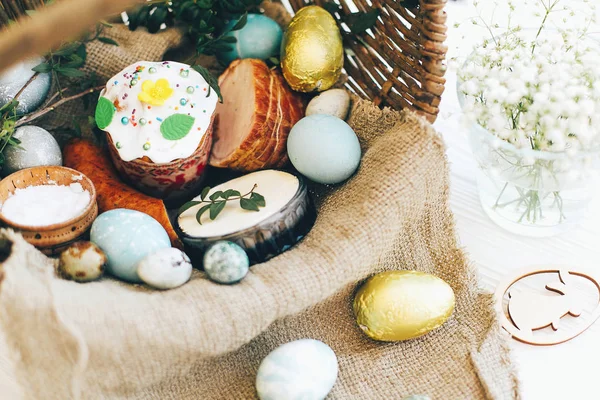 Stijlvolle paaseieren met Pasen brood cake, ham, bieten, worst, maar — Stockfoto